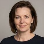 Портрет уверенного российского предпринимателя компании Ла Крустиль на нейтральном фоне в студийном освещении