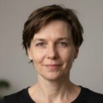 Портрет уверенного российского предпринимателя с дружелюбным взглядом на нейтральном фоне для сайта Ла Крустиль